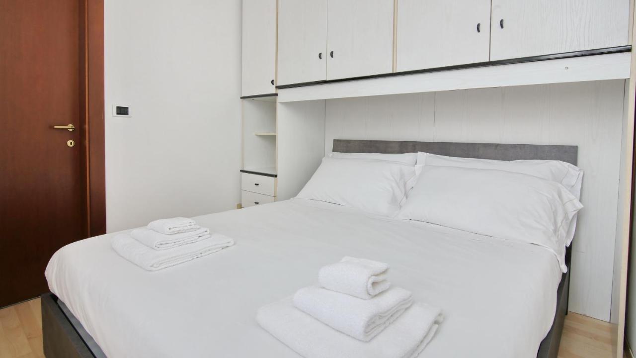 Italianway - Piazza Amendola 14 Apartman Como Kültér fotó